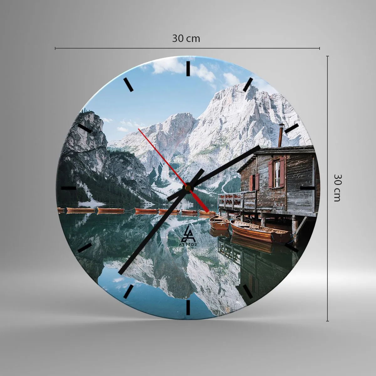 Relógio de parede - Relógio em vidro - Um lago de montanha com barcos de madeira e uma cabana na margem - 30x30cm - Manhã cristalina nas montanhas - Decoração de parede moderna para a sala de estar, cozinha e quarto ARTTOR