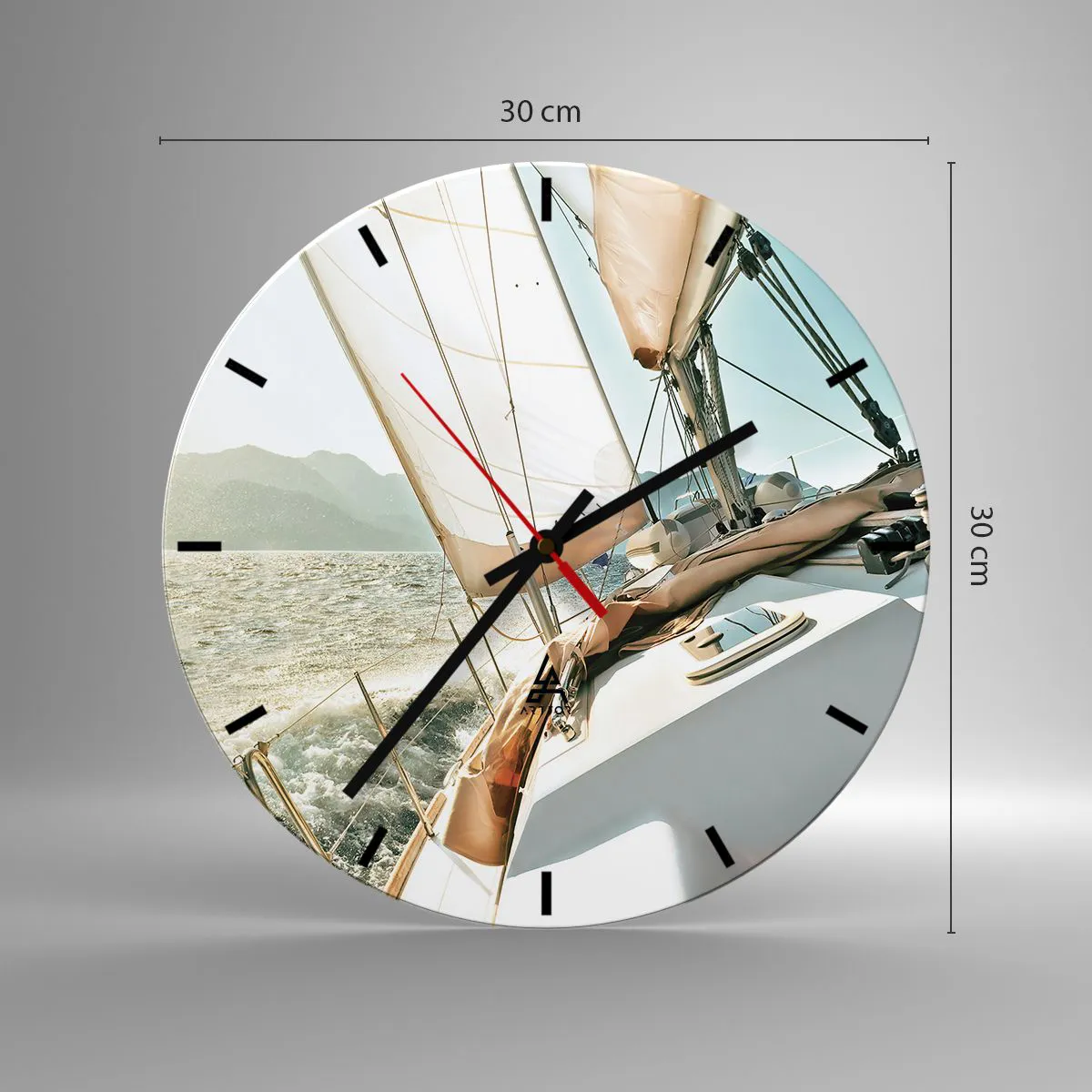 Väggklocka - Klocka på glas - En segelbåt som seglar genom grov sjö på en solig dag - 30x30cm - Under full segel - Modern väggdekoration för vardagsrum, kök och sovrum ARTTOR