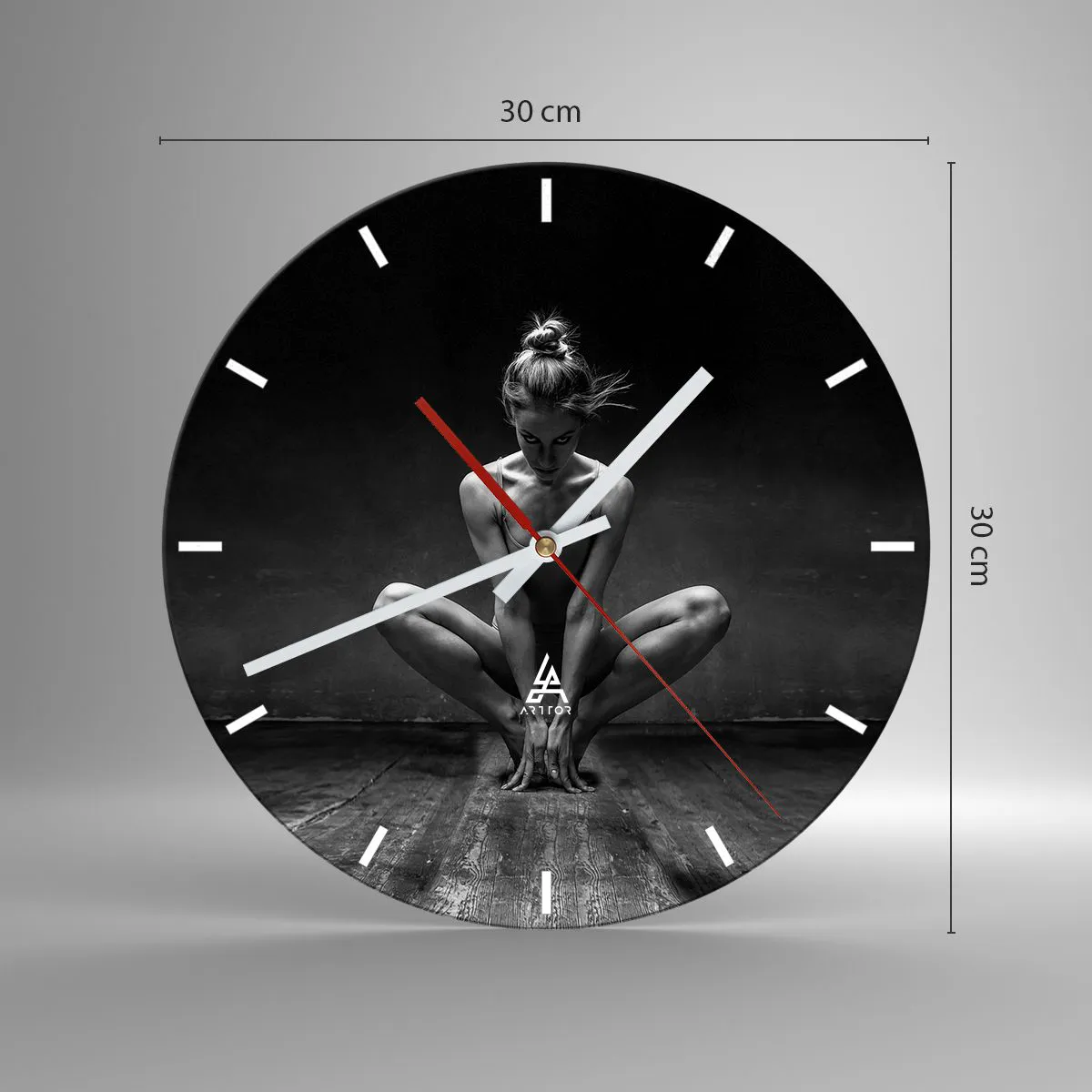 Ceas de perete - Ceas pe sticlă - Portret alb-negru al unui dansator într-o poză dinamică - 30x30cm - Energie de dans concentrată - Decorațiune modernă pentru perete pentru living, bucătărie și dormitor ARTTOR