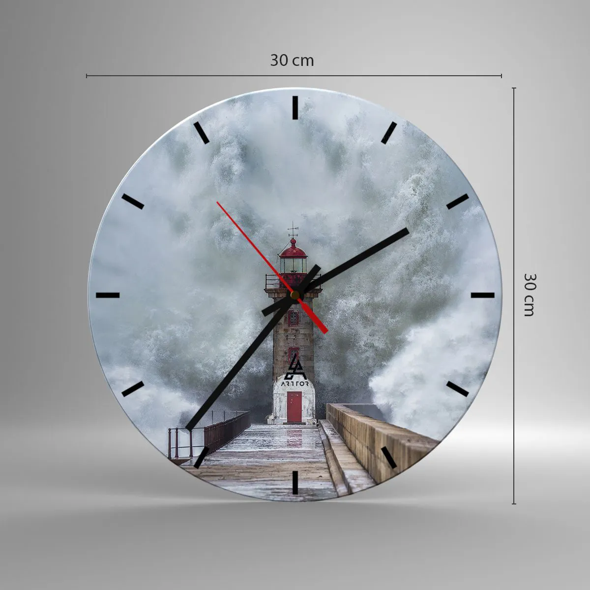 Vægur, Uret - Et fyrtårn midt i en kæmpe bølge, der slår mod bølgebryderen - 30x30cm - Vandets brusen, vindens susen, lyden af vinden - Moderne vægdekoration til stue, køkken og soveværelse ARTTOR