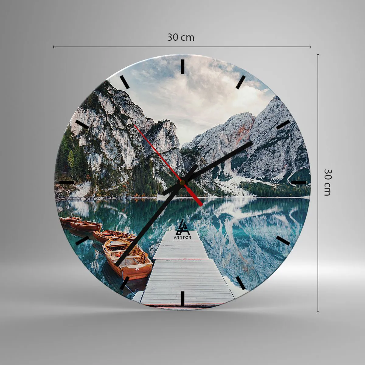 Ceas de perete - Ceas pe sticlă - Un debarcader din lemn și bărci pe fundalul unui lac de munte - 30x30cm - Îți vom arăta frumusețea - Decorațiune modernă pentru perete pentru living, bucătărie și dormitor ARTTOR