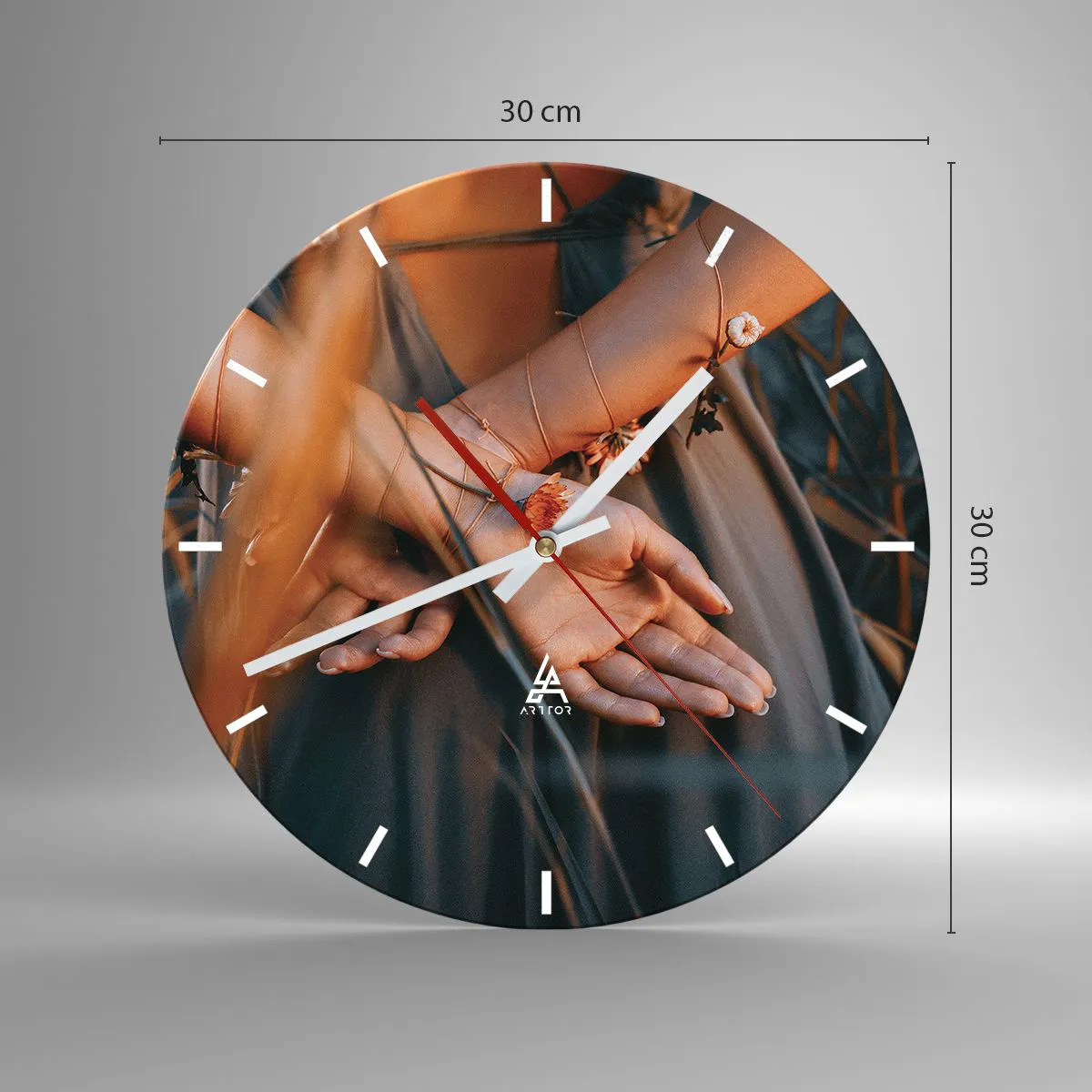 Väggklocka - Klocka på glas - Närbild av knäppta händer sammanflätade med växter - 30x30cm - Bunden till naturen - Modern väggdekoration för vardagsrum, kök och sovrum ARTTOR