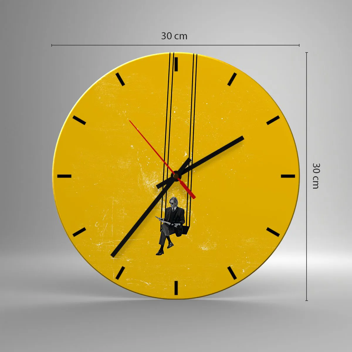 Ceas de perete - Ceas pe sticlă - Un bărbat în costum citind pe un leagăn pe un fundal galben. - 30x30cm - O zi ca oricare alta - Decorațiune modernă pentru perete pentru living, bucătărie și dormitor ARTTOR