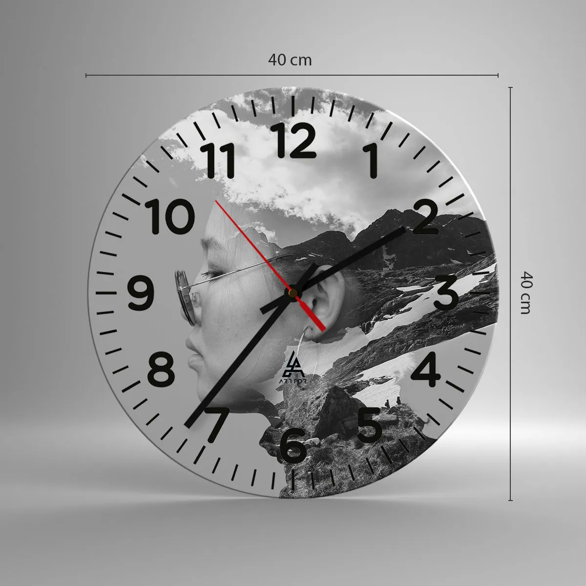 Nástěnné hodiny - Povznešen portrét v oblacích - 40x40 cm