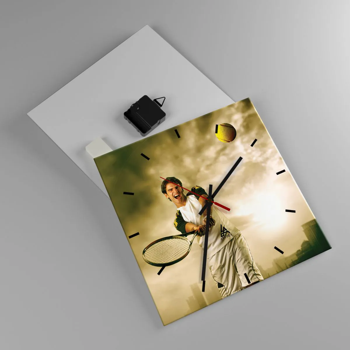 Wanduhr - Glasuhr - Tennisspieler in Aktion während eines Spiels vor dem Hintergrund einer urbanen Landschaft - 30x30cm - Energie und Freude - Moderne Wanddekoration für Wohnzimmer und Schlafzimmer ARTTOR