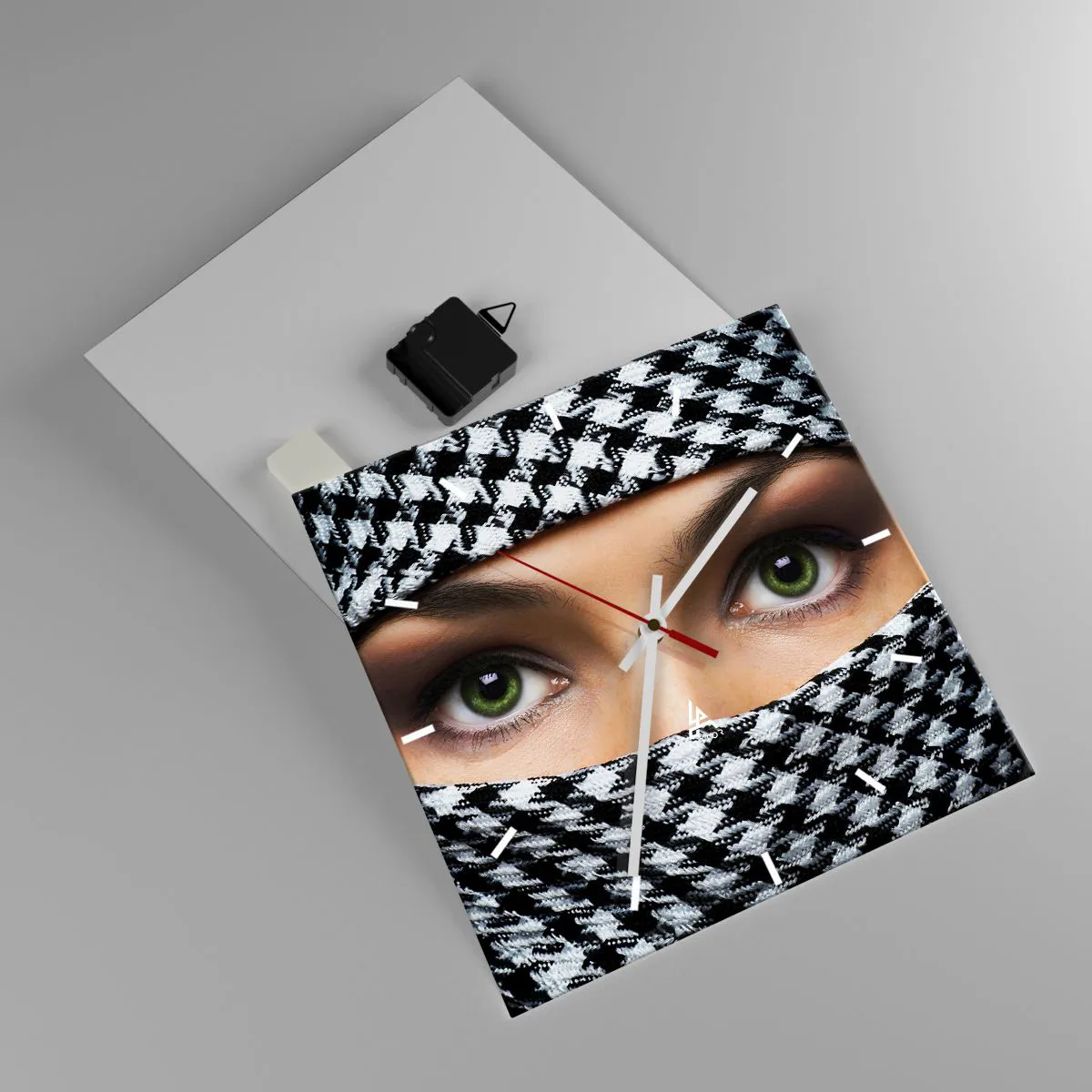 Orologio da parete - Orologio in Vetro - Gli occhi verdi di una donna sono nascosti dietro un tessuto a fantasia in bianco e nero. - 30x30cm - Ritratto di bellezza velata con gli occhi verdi - Decorazione murale moderna per soggiorno e camera da letto ART