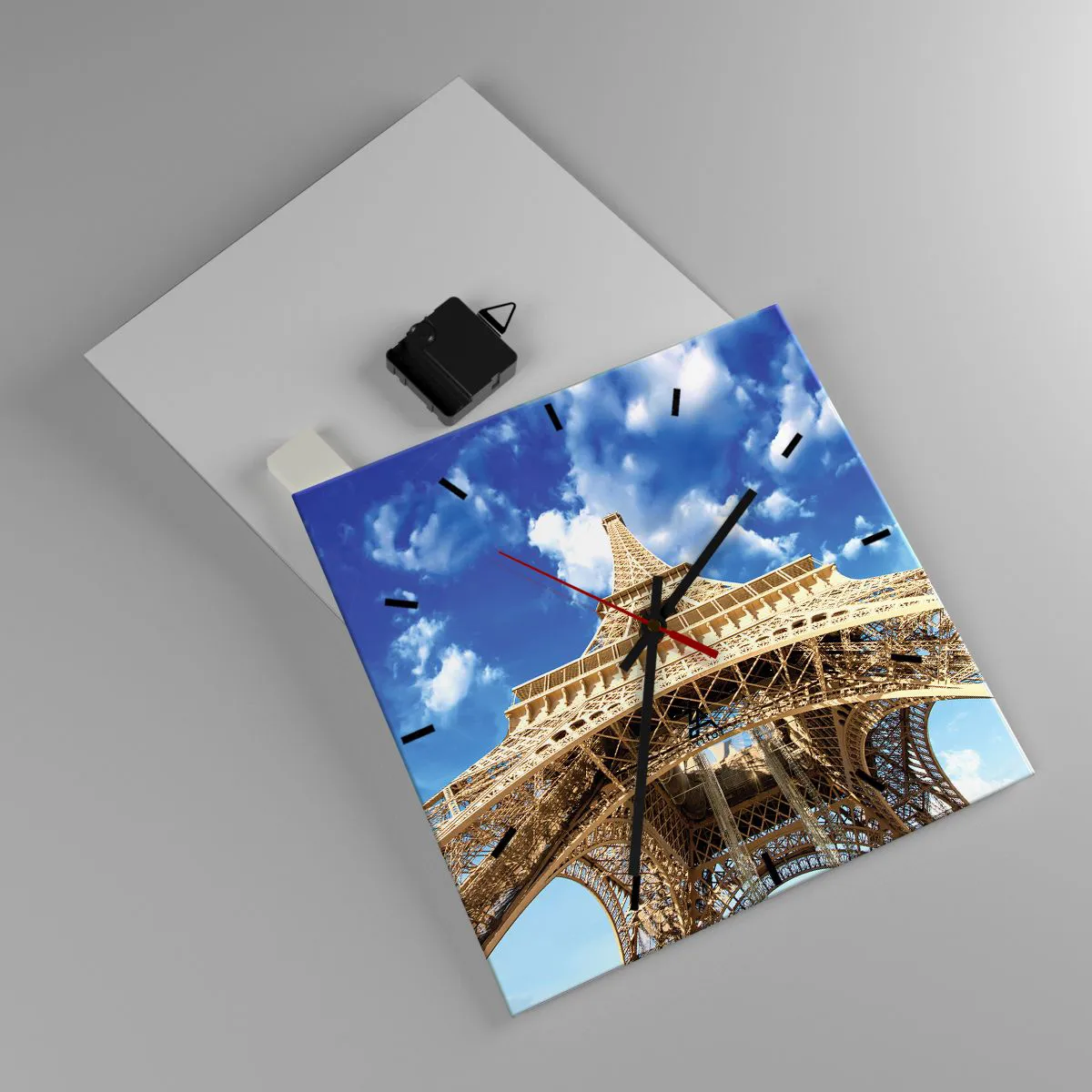 Zegar ścienny - Wieża Eiffla z perspektywy dolnej na tle błękitnego nieba - 30x30cm - Sięgając nieba i chmur - Nowoczesna dekoracja ścienna do salonu i sypialni ARTTOR
