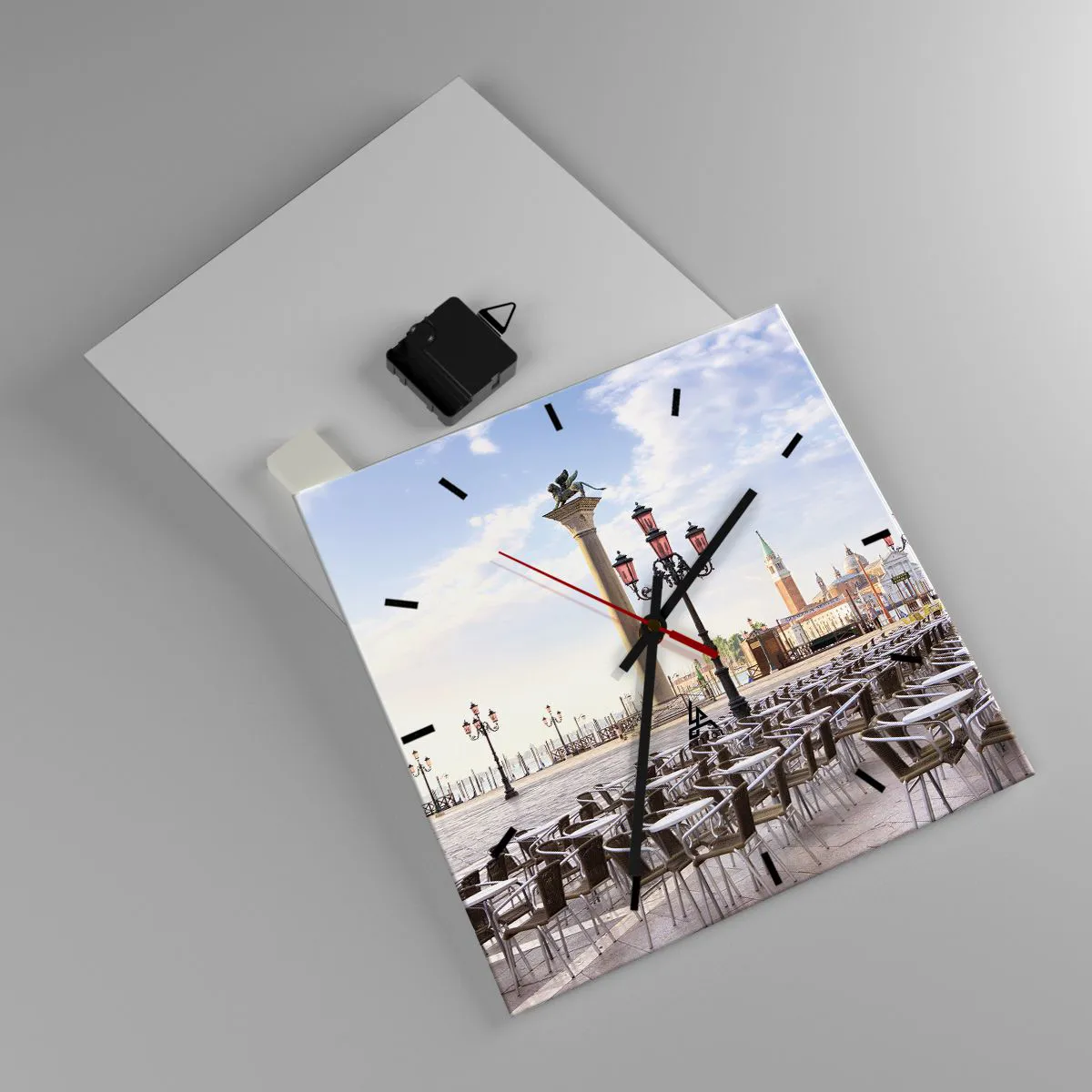 Reloj de pared - Reloj de vidrio - Venecia, vista de la plaza con columnas y mesas de café. - 30x30cm - Vamos, todo está listo - Decoración de pared moderna para salón y dormitorio ARTTOR