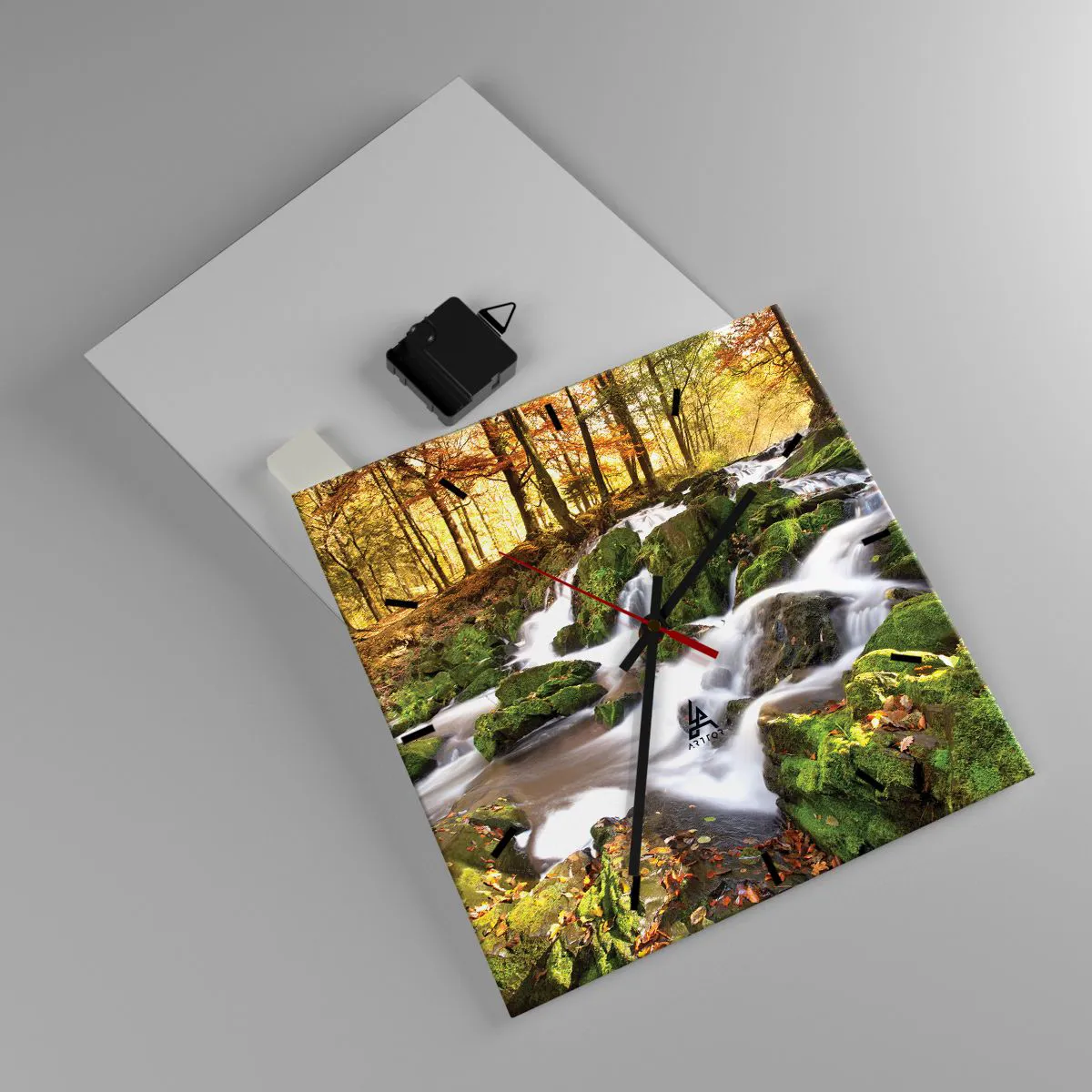 Väggklocka - Klocka på glas - Kvickt genom höstskogen - 30x30 cm