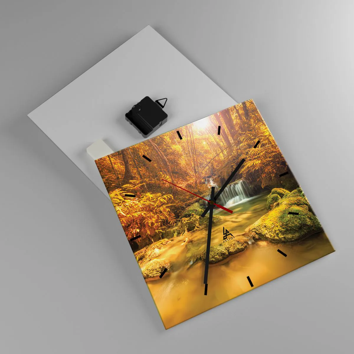 Wanduhr - Glasuhr - Ein goldener Wasserfall in einem herbstlichen Wald, umgeben von Grün - 30x30cm - Waldkaskade in Gold - Moderne Wanddekoration für Wohnzimmer und Schlafzimmer ARTTOR