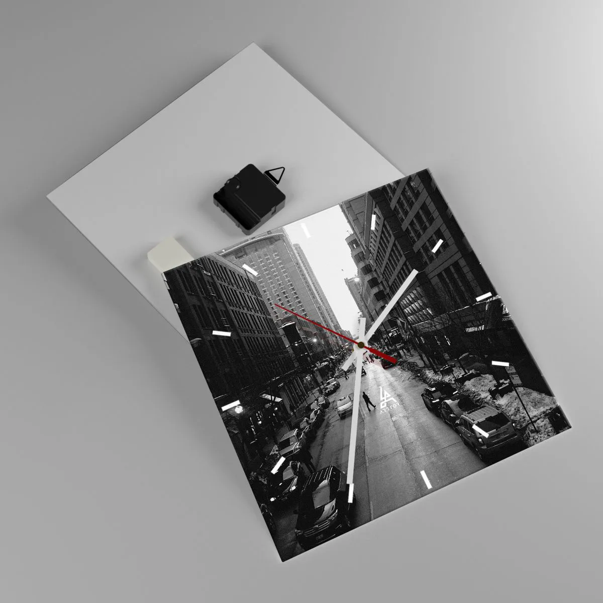 Wanduhr - Glasuhr - Eine schwarz-weiße Straße mitten in der Stadt mit Autos und Fußgängern - 30x30cm - Ein weiterer Tag wie jeder andere Tag - Moderne Wanddekoration für Wohnzimmer und Schlafzimmer ARTTOR