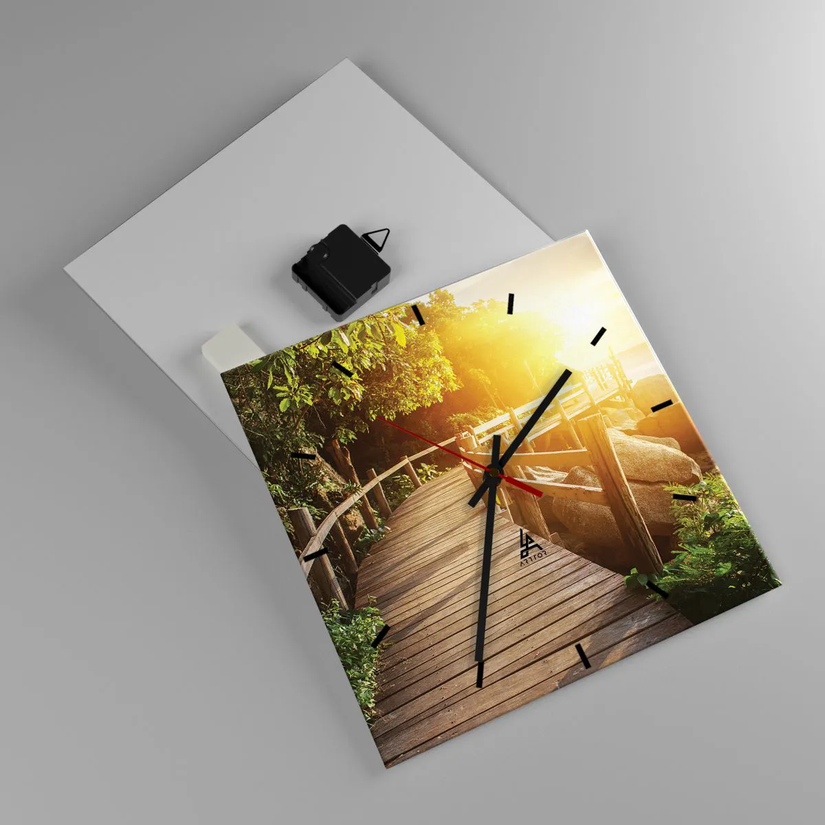Wanduhr - Glasuhr - Eine Holzbrücke im Grünen, die in den Sonnenstrahlen zum Meer führt - 30x30cm - Noch eine Wendung, ein weiteres Wunder - Moderne Wanddekoration für Wohnzimmer und Schlafzimmer ARTTOR