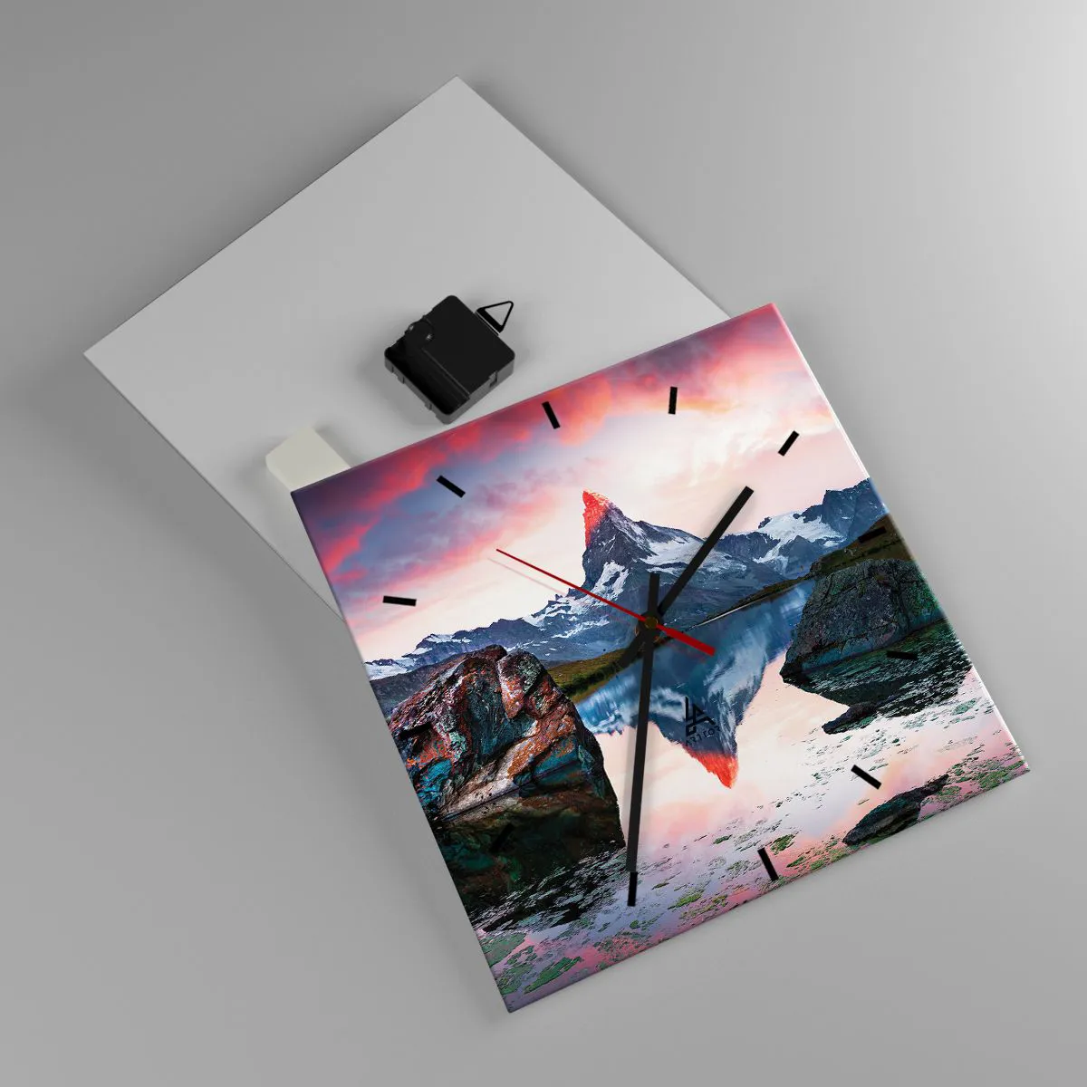Zegar ścienny - Górski szczyt odbijający się w jeziorze o zachodzie słońca - 30x30cm - Serce gór jest gorące - Nowoczesna dekoracja ścienna do salonu i sypialni ARTTOR