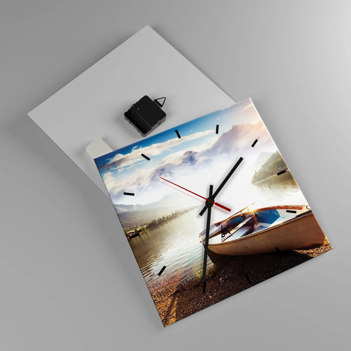 Wanduhr - Glasuhr - Ein Boot am Ufer eines Sees mit Blick auf die Berge am Morgen - 30x30cm - Am tollen und klaren Wasser - Moderne Wanddekoration für Wohnzimmer und Schlafzimmer ARTTOR