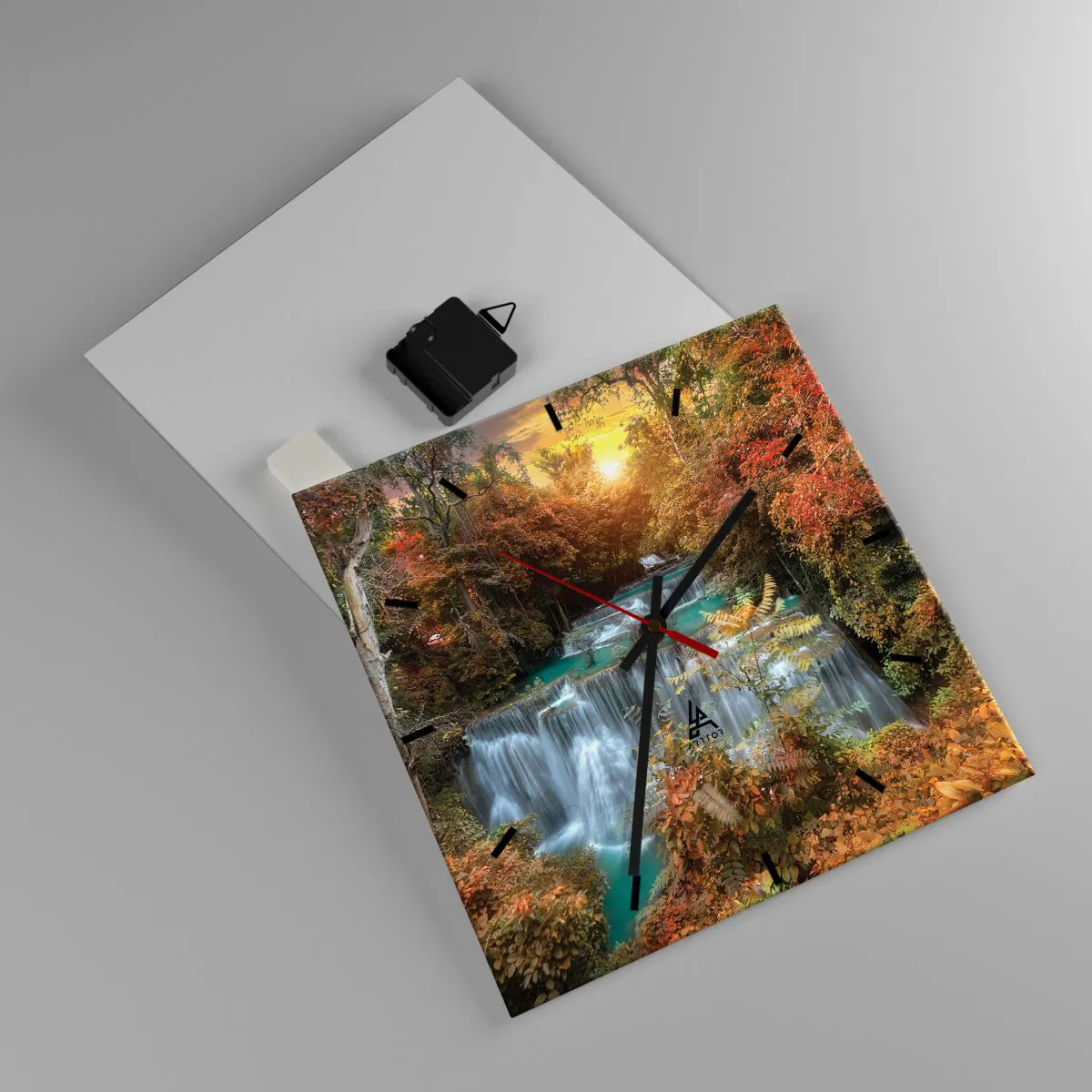Reloj de pared - Reloj de vidrio - Cascada de otoño rodeada de árboles coloridos a la luz del sol. - 30x30cm - El tesoro escondido del bosque - Decoración de pared moderna para salón y dormitorio ARTTOR