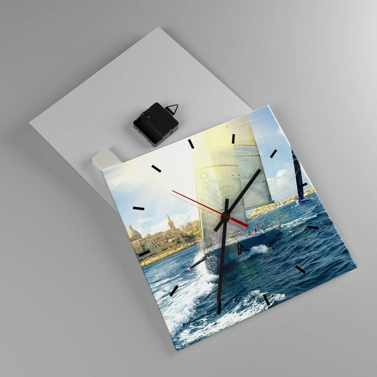 Wanduhr - Glasuhr - Yachtrennen vor der Kulisse einer sonnigen Küste - 30x30cm - Es ist Zeit die Stadt zu verlassen - Moderne Wanddekoration für Wohnzimmer und Schlafzimmer ARTTOR