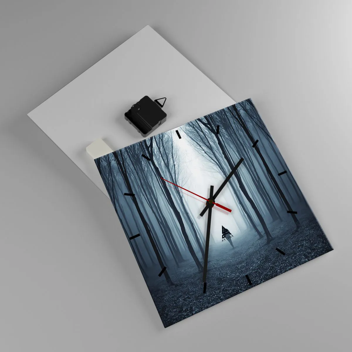 Reloj de pared - Reloj de vidrio - Una figura caminando entre los árboles en un bosque brumoso. - 30x30cm - Alto y claro - Decoración de pared moderna para salón y dormitorio ARTTOR