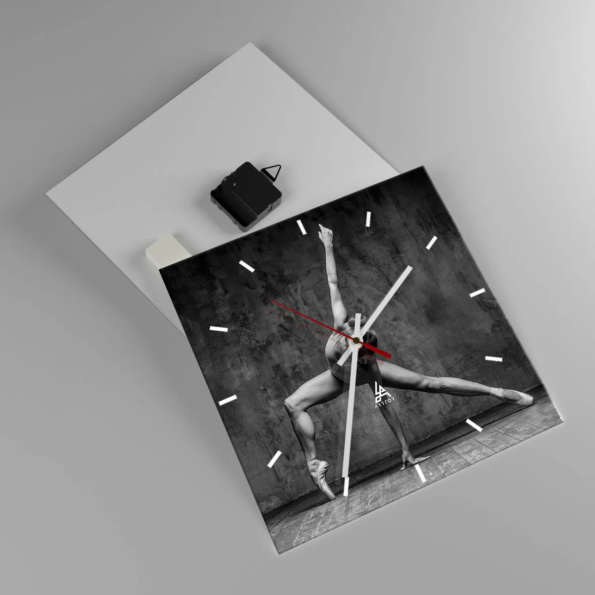 Wanduhr - Glasuhr - Eine Tänzerin in künstlerischer Pose vor einer rohen Wand - 30x30cm - Das Ideal des Gleichgewichts - Moderne Wanddekoration für Wohnzimmer und Schlafzimmer ARTTOR