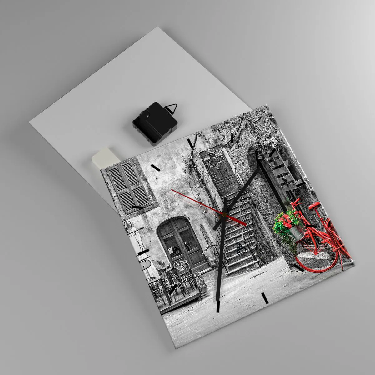 Zegar ścienny - Czerowny rower w czarno-białej uliczce - 30x30cm - Toskański zaułek - Nowoczesna dekoracja ścienna do salonu i sypialni ARTTOR