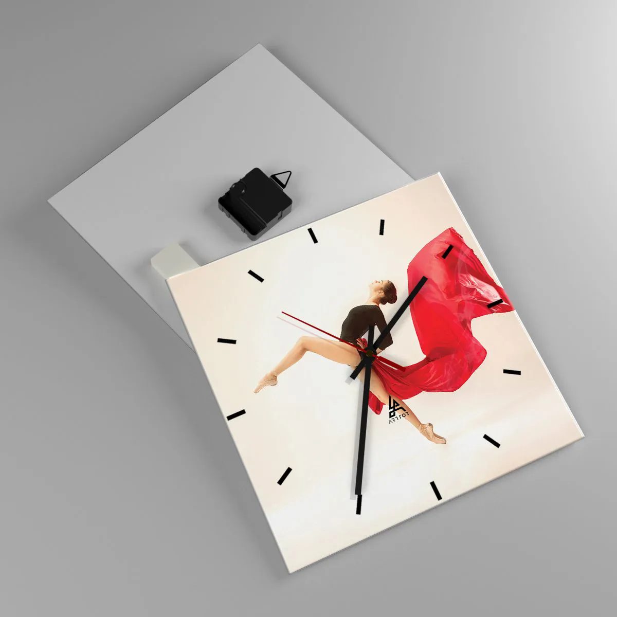 Wanduhr - Glasuhr - Eine dynamische Tänzerin in schwarzem Outfit und rotem Stoff in Bewegung. - 30x30cm - Rot und Schwarz - Moderne Wanddekoration für Wohnzimmer und Schlafzimmer ARTTOR