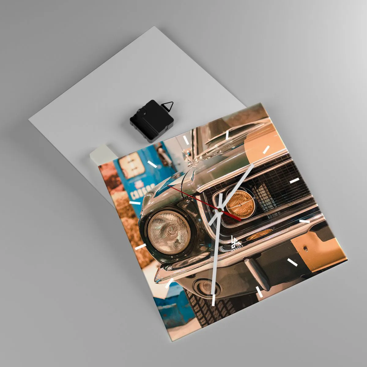 Wanduhr - Glasuhr - Ein kultiges Retro-Auto in klassischer Umgebung - 30x30cm - Treffen mit einer Legende - Moderne Wanddekoration für Wohnzimmer und Schlafzimmer ARTTOR