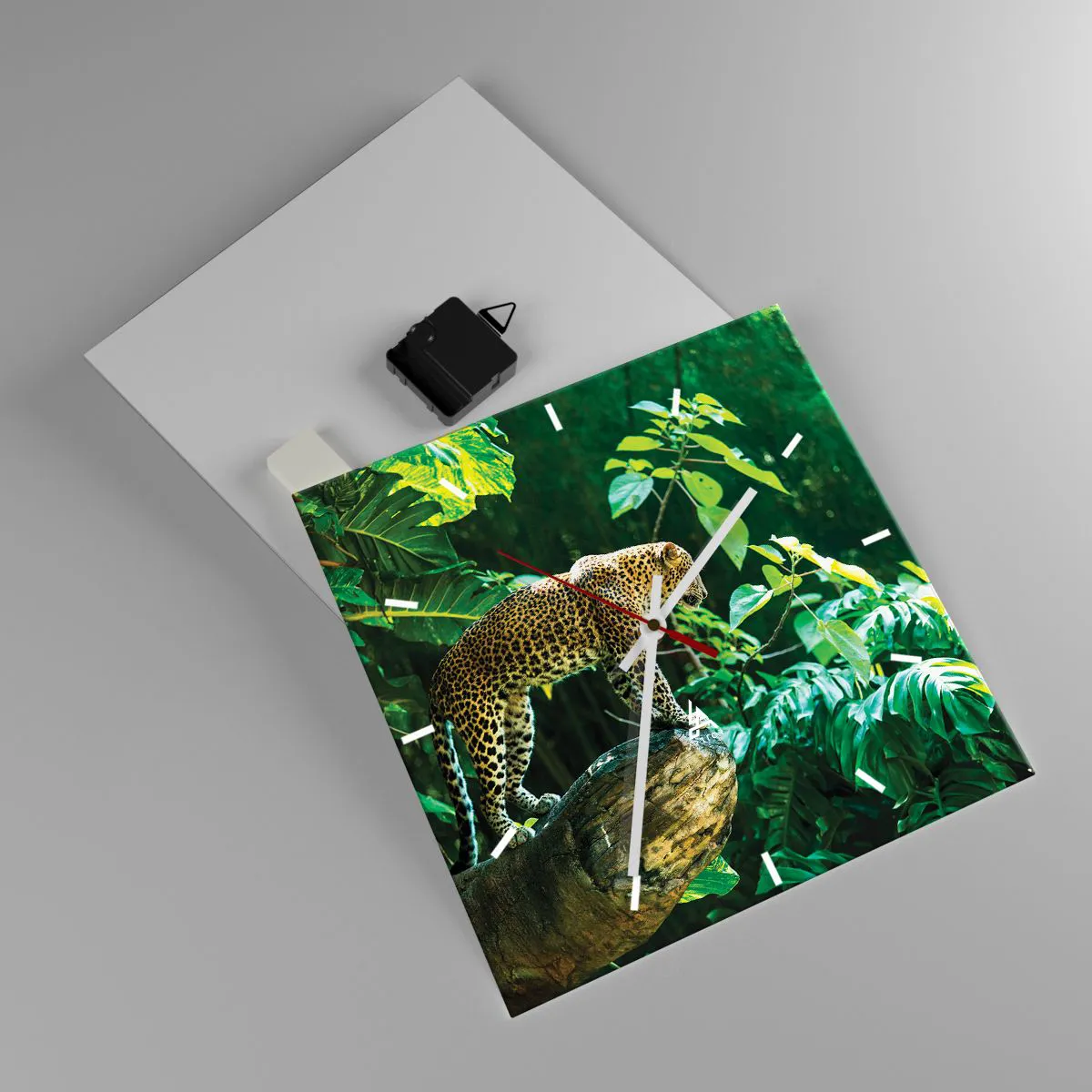 Wanduhr - Glasuhr - Ein Leopard steht auf einem Felsen, umgeben von tropischer Vegetation - 30x30cm - Auf die Jagd? - Moderne Wanddekoration für Wohnzimmer und Schlafzimmer ARTTOR