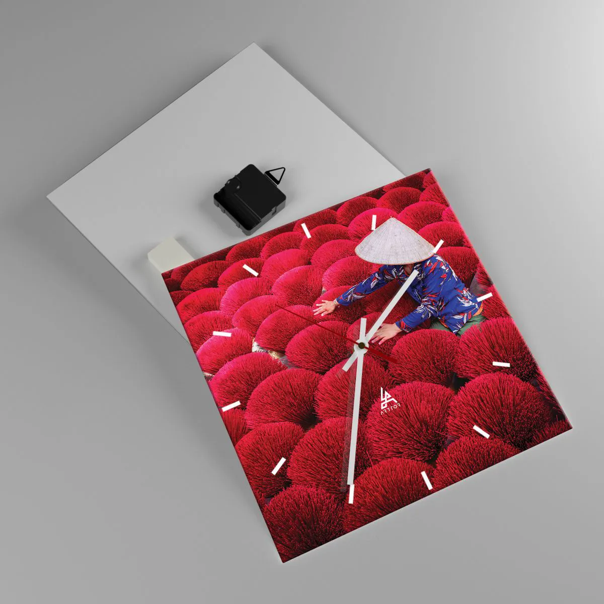 Reloj de pared - Reloj de vidrio - Una mujer con un sombrero tradicional entre varillas de incienso rojo. - 30x30cm - En un campo de arroz - Decoración de pared moderna para salón y dormitorio ARTTOR
