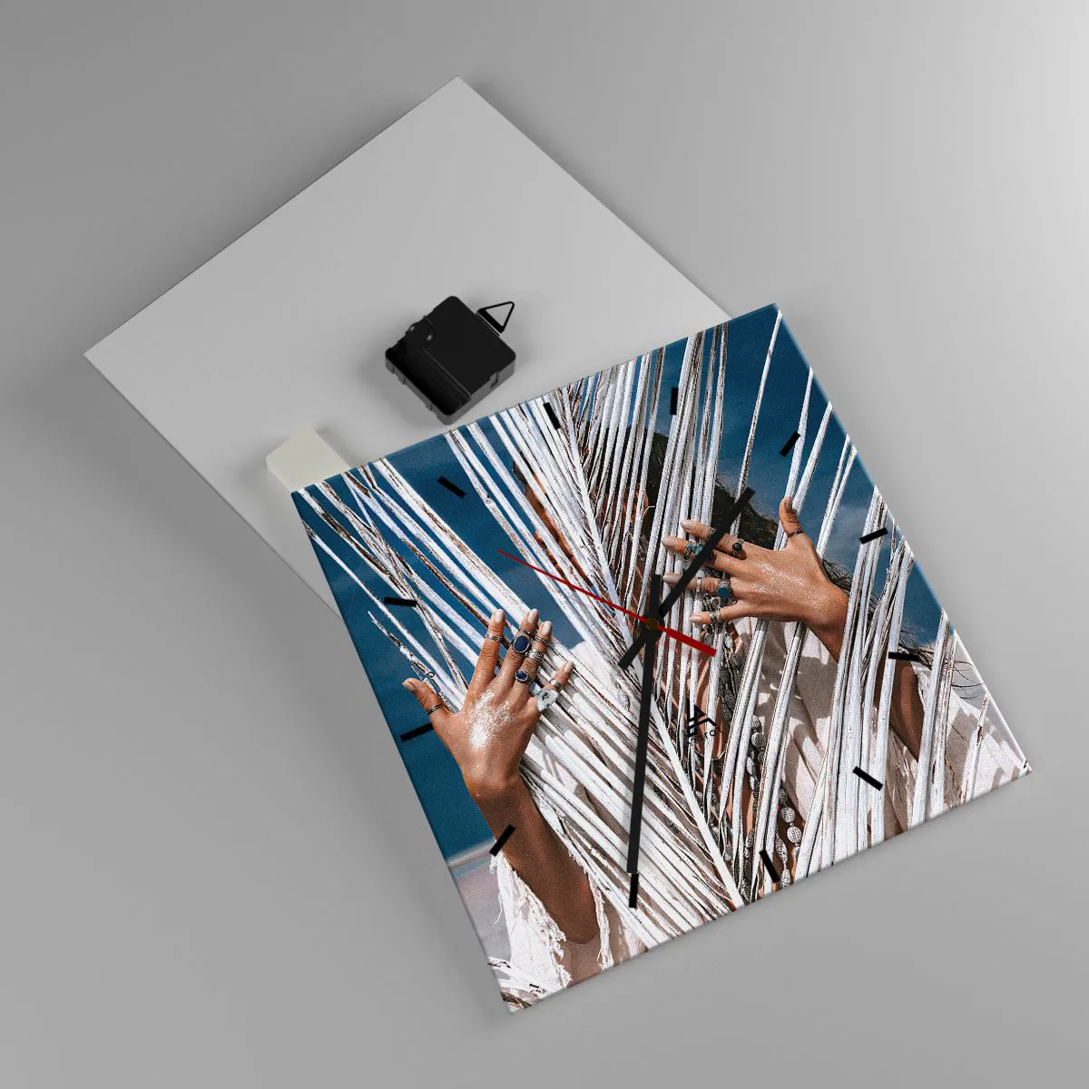 Zegar ścienny - Kobieta ukryta za palmowymi liśćmi z pierścieniami na dłoniach - 30x30cm - Dziewczyna szamana? - Nowoczesna dekoracja ścienna do salonu i sypialni ARTTOR
