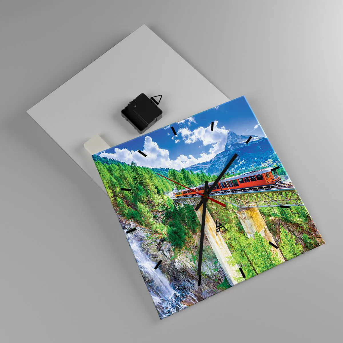 Wanduhr - Glasuhr - Eine Achterbahn auf einer Brücke mit Blick auf einen Wasserfall und Berge - 30x30cm - Jetzt sind Alpen dran - Moderne Wanddekoration für Wohnzimmer und Schlafzimmer ARTTOR