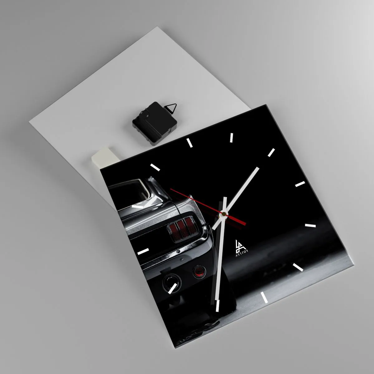 Orologio da parete - Orologio in Vetro - Un'immagine in bianco e nero della parte posteriore di un'auto d'epoca su uno sfondo scuro. - 30x30cm - Il fascino del classico - Decorazione murale moderna per soggiorno e camera da letto ARTTOR