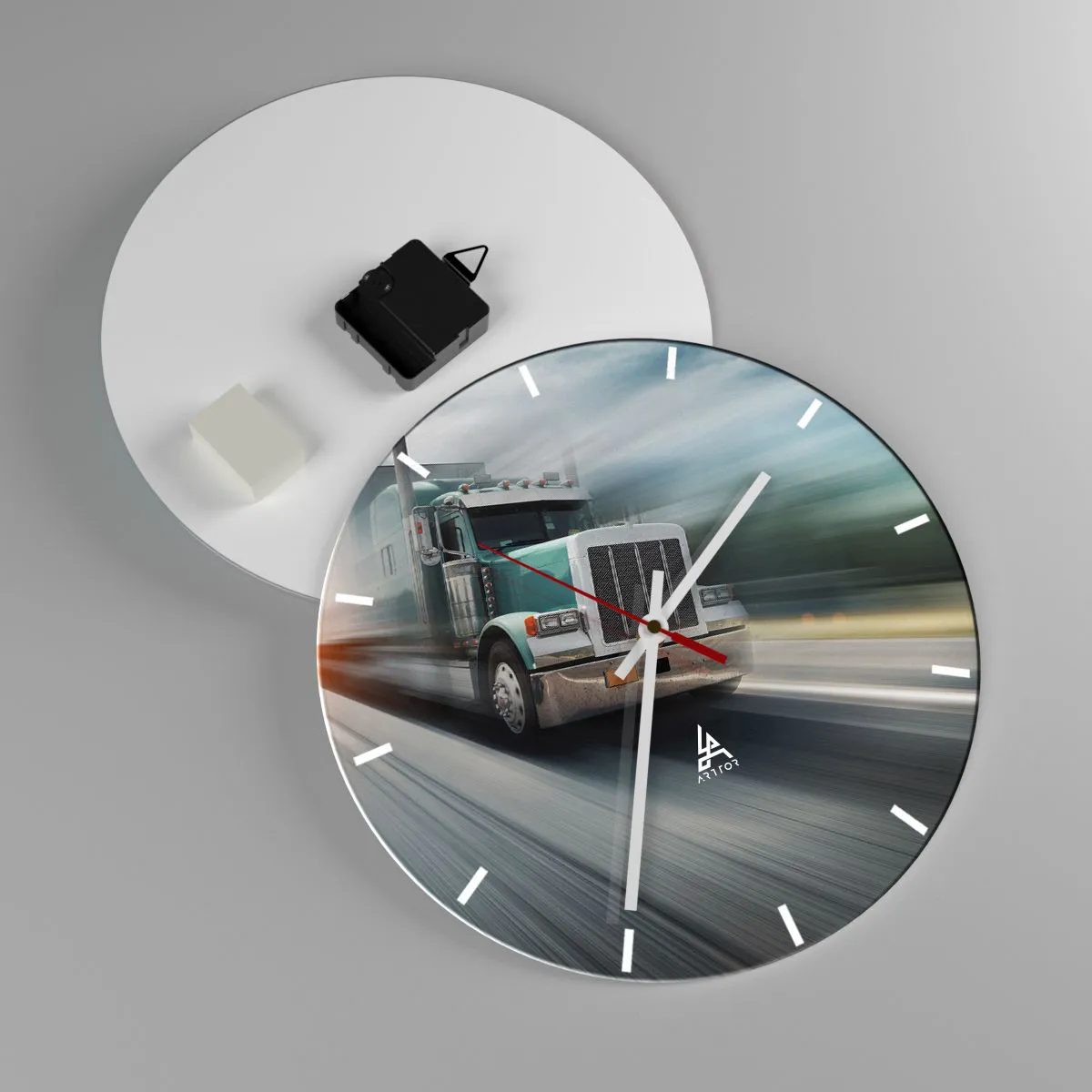 Ceas de perete - Ceas pe sticlă - Un camion cu viteză mare pe șosea - 30x30cm - Gigant american în mișcare - Decorațiune modernă pentru perete pentru living, bucătărie și dormitor ARTTOR