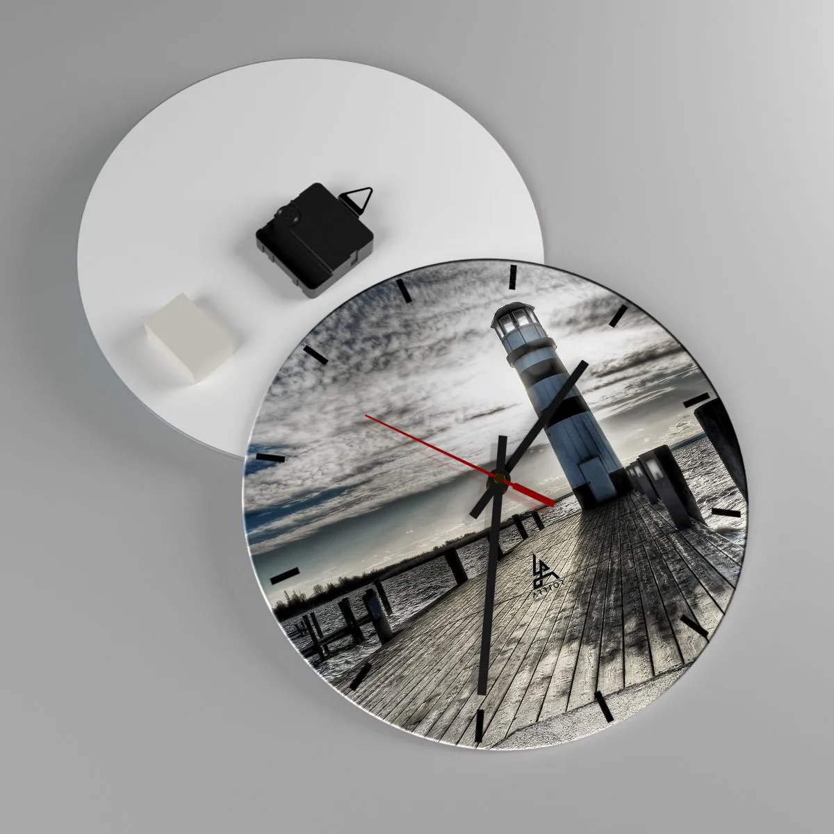 Vægur, Uret - Et fyrtårn på en mole i monokromatisk stil - 30x30cm - Søfolk, jeg ser frem til at se jer - Moderne vægdekoration til stue, køkken og soveværelse ARTTOR