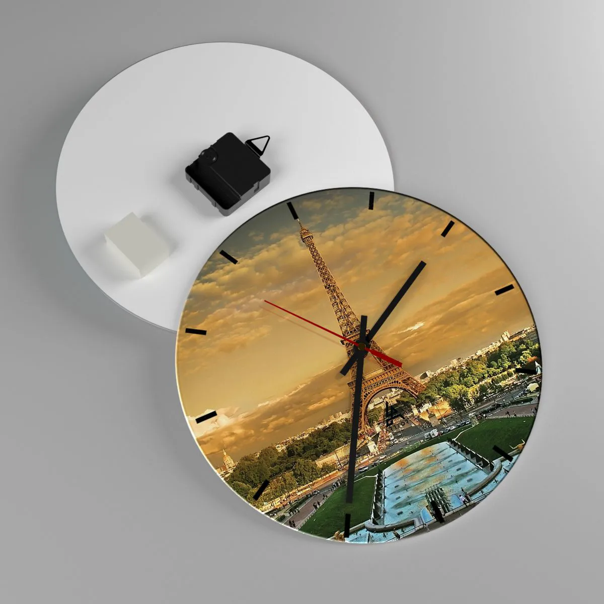 Wandklok - Klok - Uitzicht op de Eiffeltoren bij zonsondergang - 30x30cm - Koningin van Parijs - Moderne wanddecoratie voor woonkamer, keuken en slaapkamer ARTTOR