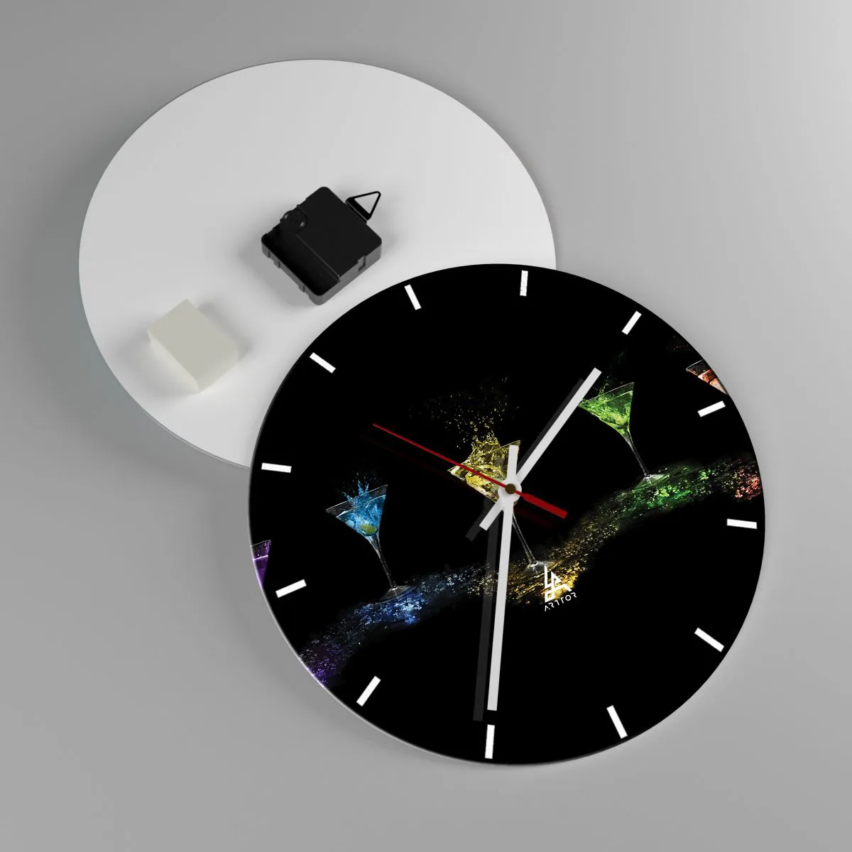 Vægur, Uret - Farverige drinks i glas på en sort baggrund - 30x30cm - Glædens farver i krystalglas - Moderne vægdekoration til stue, køkken og soveværelse ARTTOR