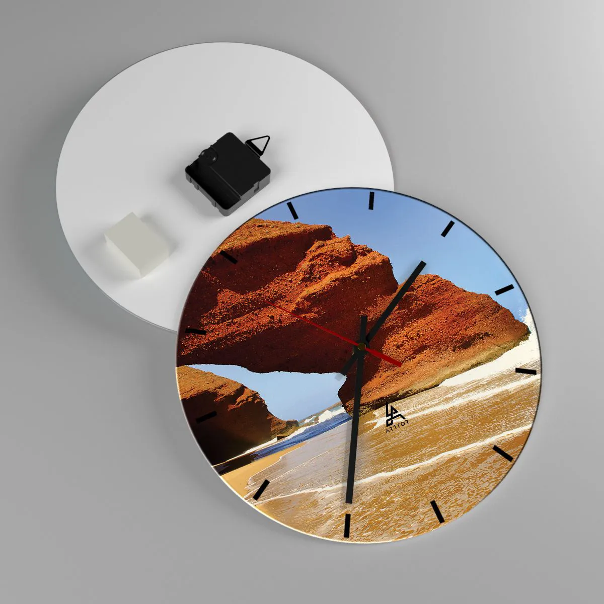 Vægur, Uret - En strand med røde, buede klipper og blå himmel - 30x30cm - Vand og vind i tusindvis af år - Moderne vægdekoration til stue, køkken og soveværelse ARTTOR