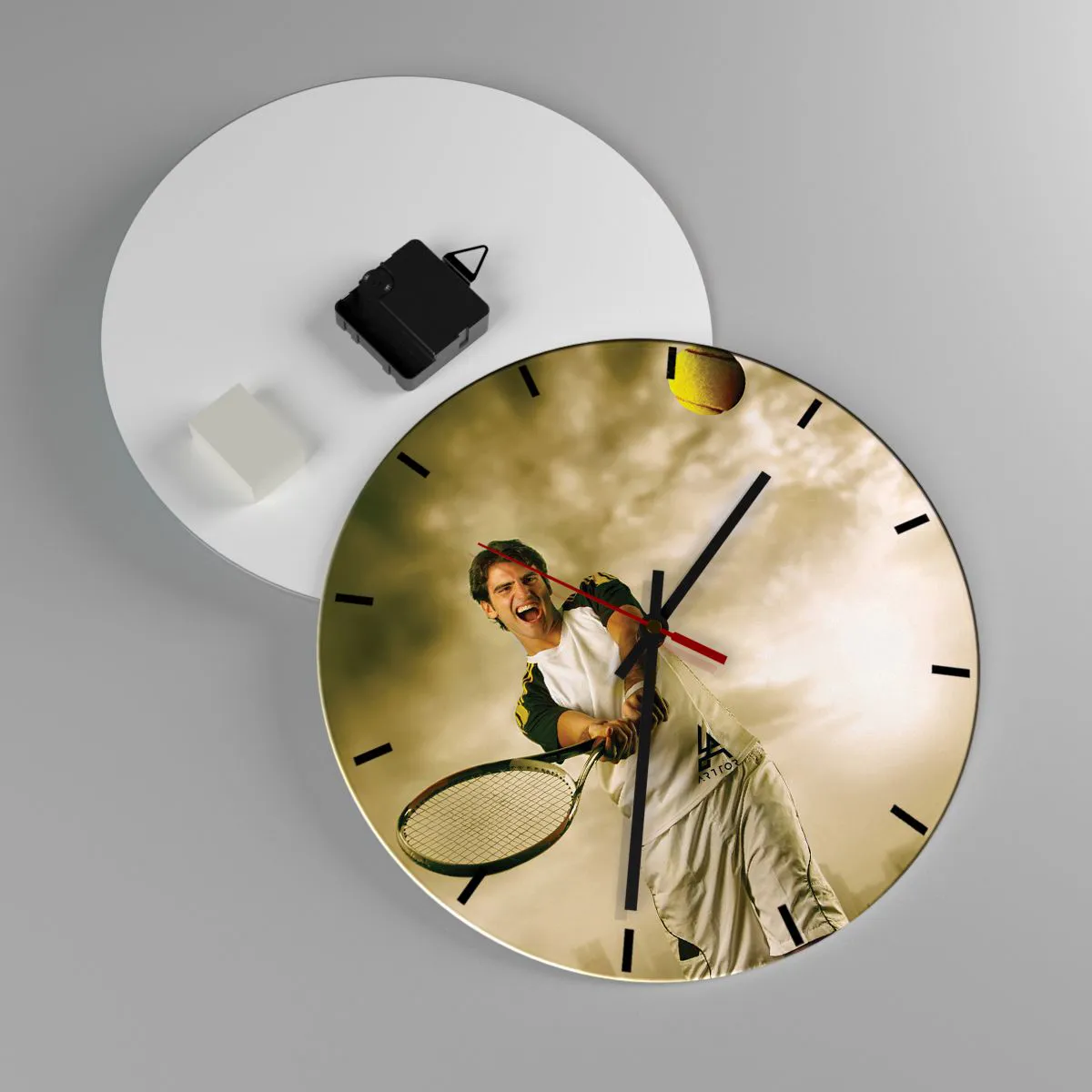 Nástenné hodiny - Tenista odpaľujúci loptičku proti zlatej oblohe - 30x30cm - Energia a radosť - Moderná nástenná dekorácia do obývacej izby, kuchyne a spálne ARTTOR