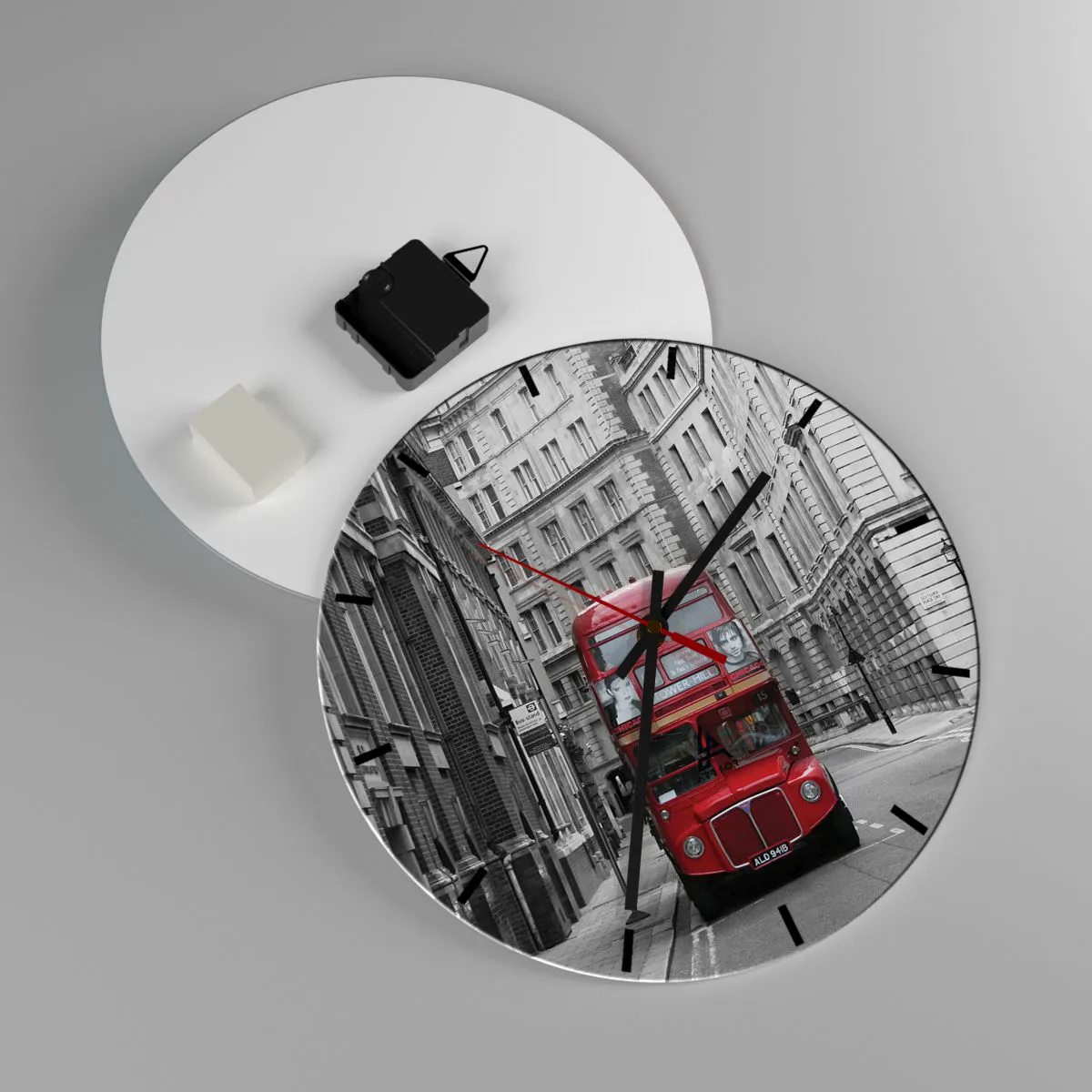 Nástenné hodiny - Červený autobus na pozadí čiernobielych budov. - 30x30cm - Všednosť nemusí byť šedá - Moderná nástenná dekorácia do obývacej izby, kuchyne a spálne ARTTOR