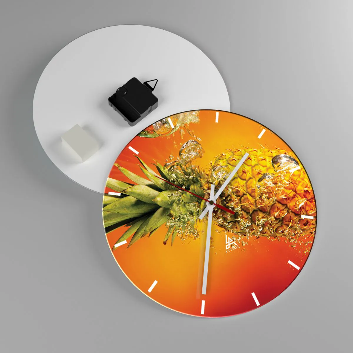 Wanduhr - Glasuhr - Eine in Wasser getauchte Ananas vor einem orangefarbenen Hintergrund mit Farbverlauf. - 30x30cm - Tropisch saftige Frische - Moderne Wanddekoration für Wohnzimmer, Küche und Schlafzimmer ARTTOR