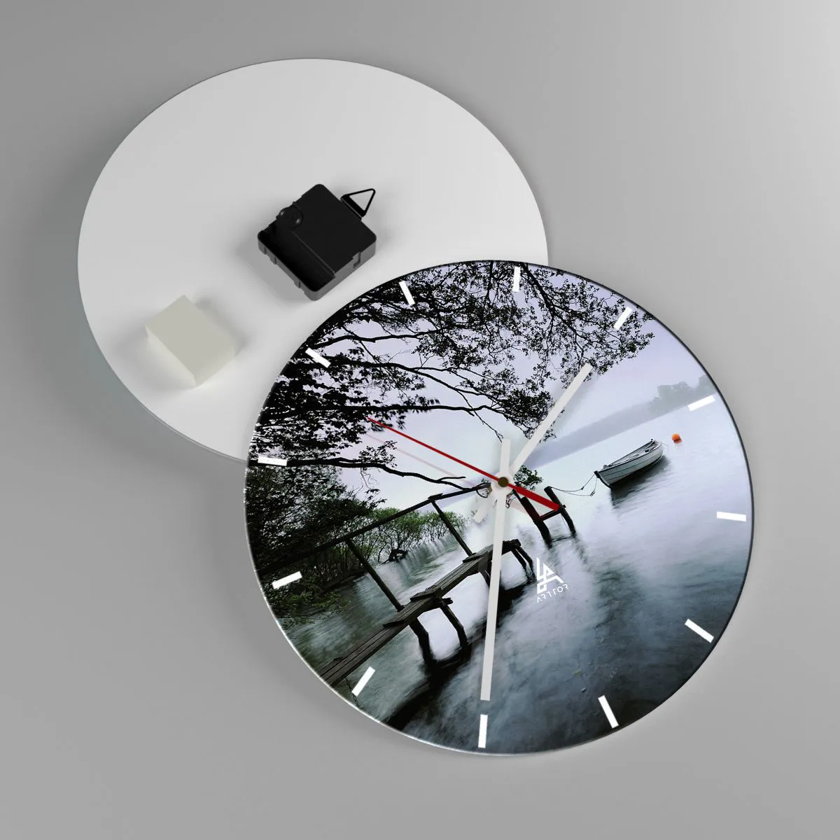 Reloj de pared - Reloj de vidrio - Un barco en un muelle rodeado de árboles en un lago tranquilo. - 30x30cm - Ya estás descansando - Decoración de pared moderna para salón, cocina y dormitorio ARTTOR
