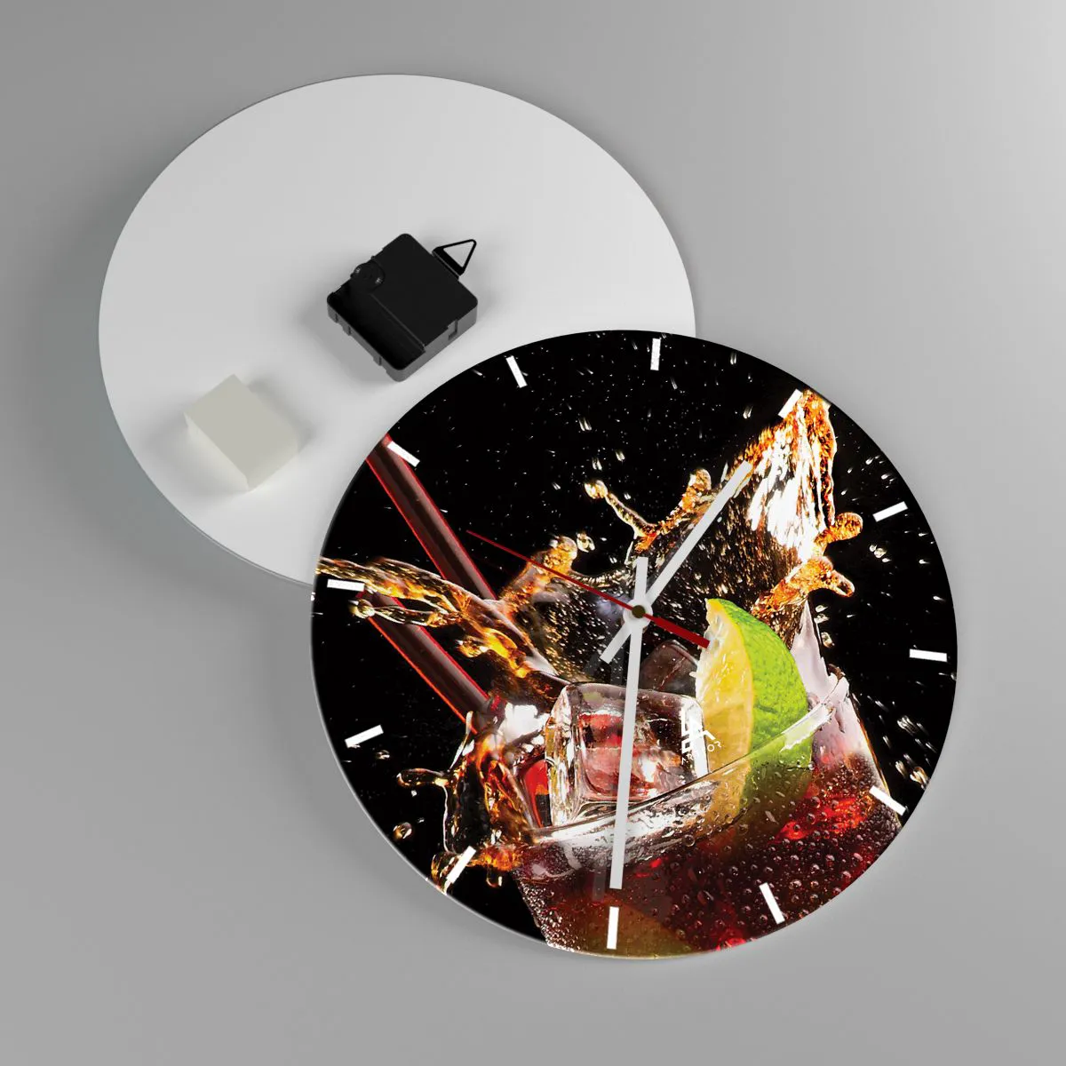 Vægur, Uret - Et glas drink med is og lime i sprayen - 30x30cm - Glæde og farveenergi - Moderne vægdekoration til stue, køkken og soveværelse ARTTOR
