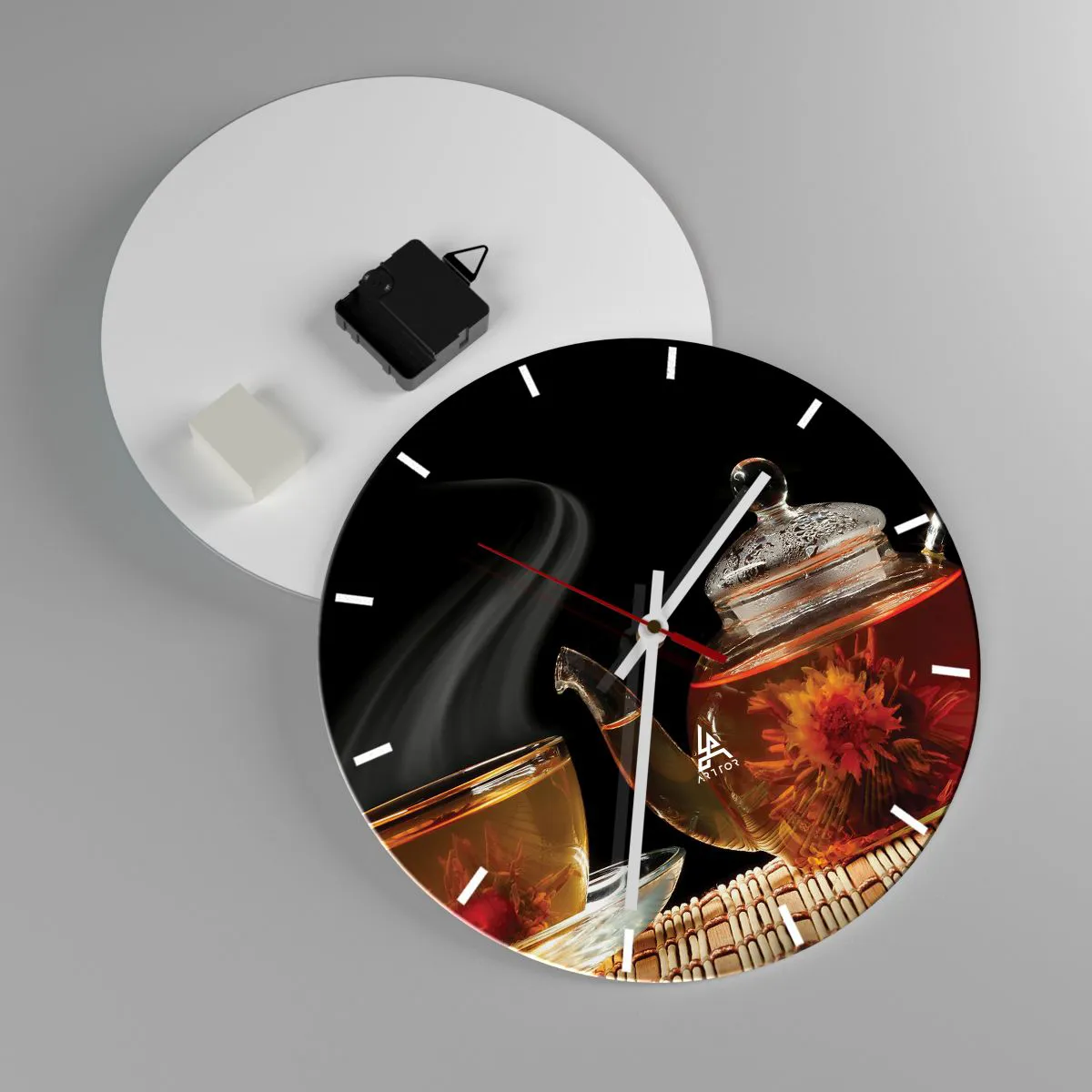 Vægur, Uret - En glaskande og en kop med damp i baggrunden - 30x30cm - Magien og kunsten at brygge te - Moderne vægdekoration til stue, køkken og soveværelse ARTTOR