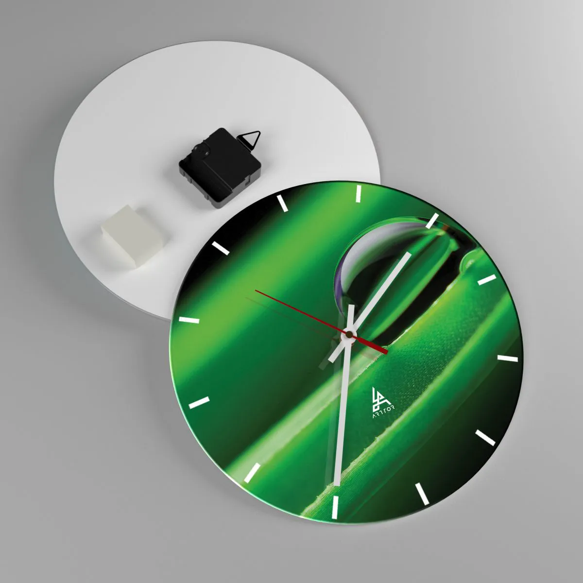 Nástěnné hodiny - Kapka vody na zeleném listu v makrofotografii - 30x30cm - Život z blízka - Moderní nástěnná dekorace do obývacího pokoje, kuchyně a ložnice ARTTOR