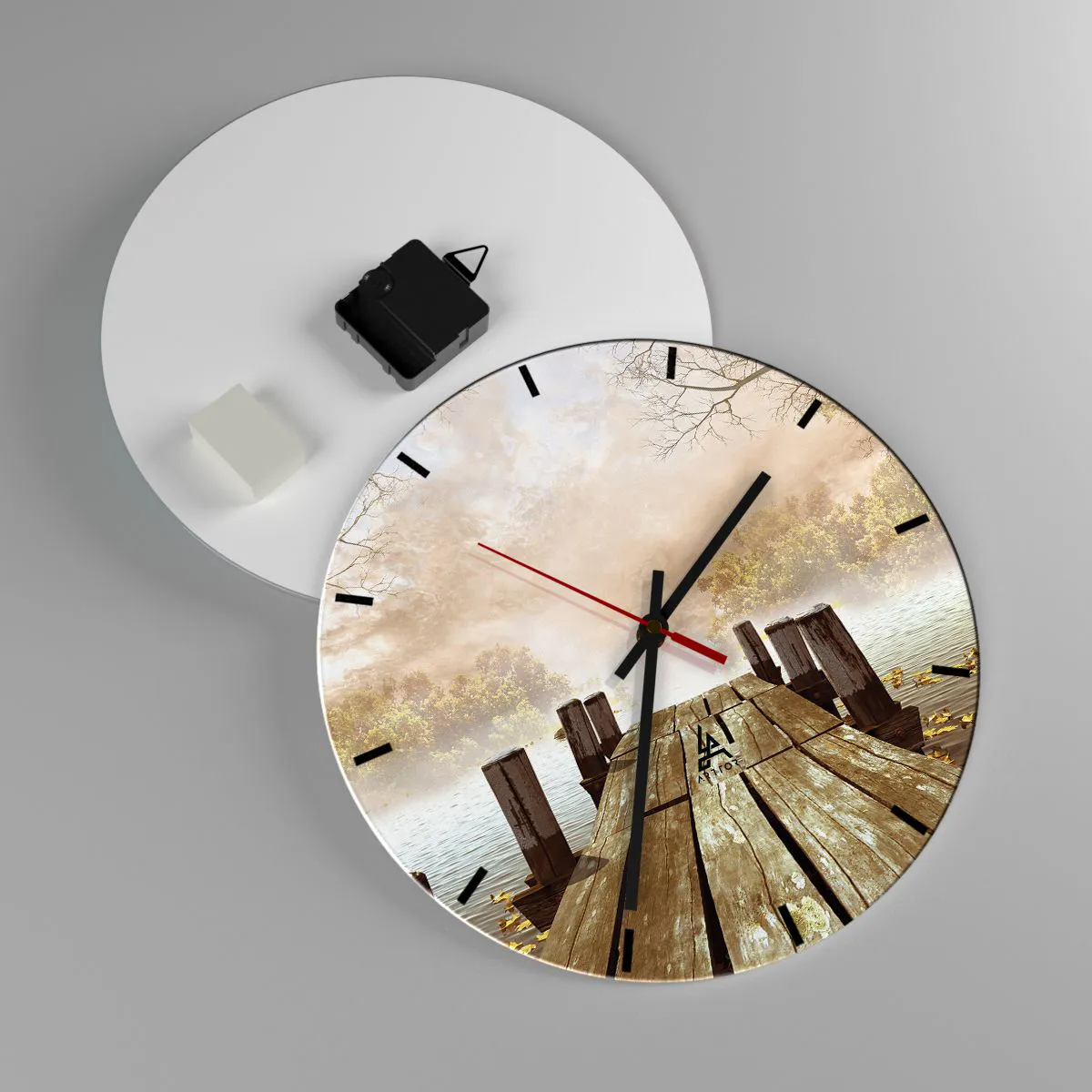 Wanduhr - Glasuhr - Ein Holzsteg an einem See, umgeben von Nebel und Bäumen - 30x30cm - Die milde Traurigkeit des Herbstes - Moderne Wanddekoration für Wohnzimmer, Küche und Schlafzimmer ARTTOR
