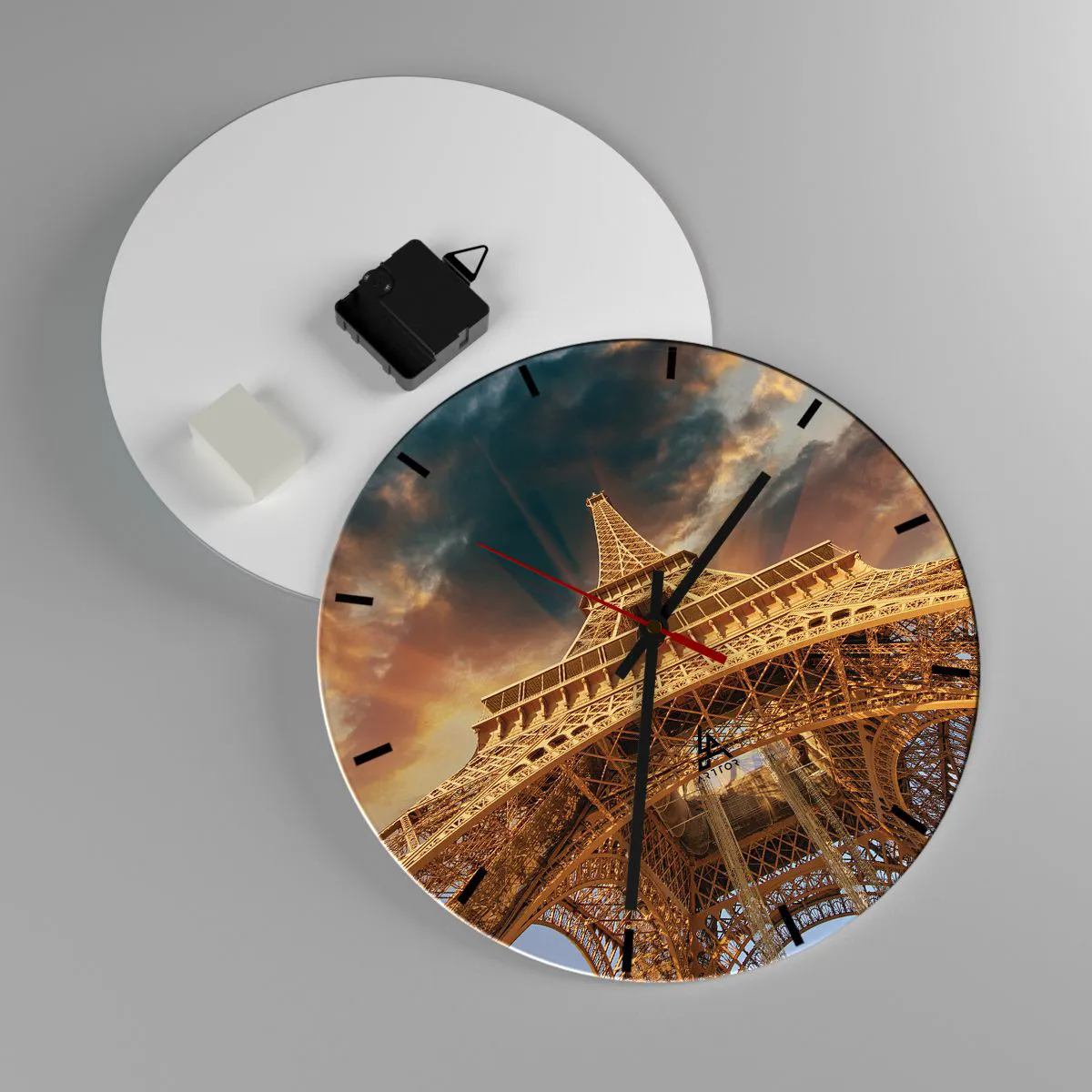 Väggklocka - Klocka på glas - Perspektiv av Eiffeltornet vid solnedgången - 30x30cm - Hur mänskligheten nådde himlen - Modern väggdekoration för vardagsrum, kök och sovrum ARTTOR