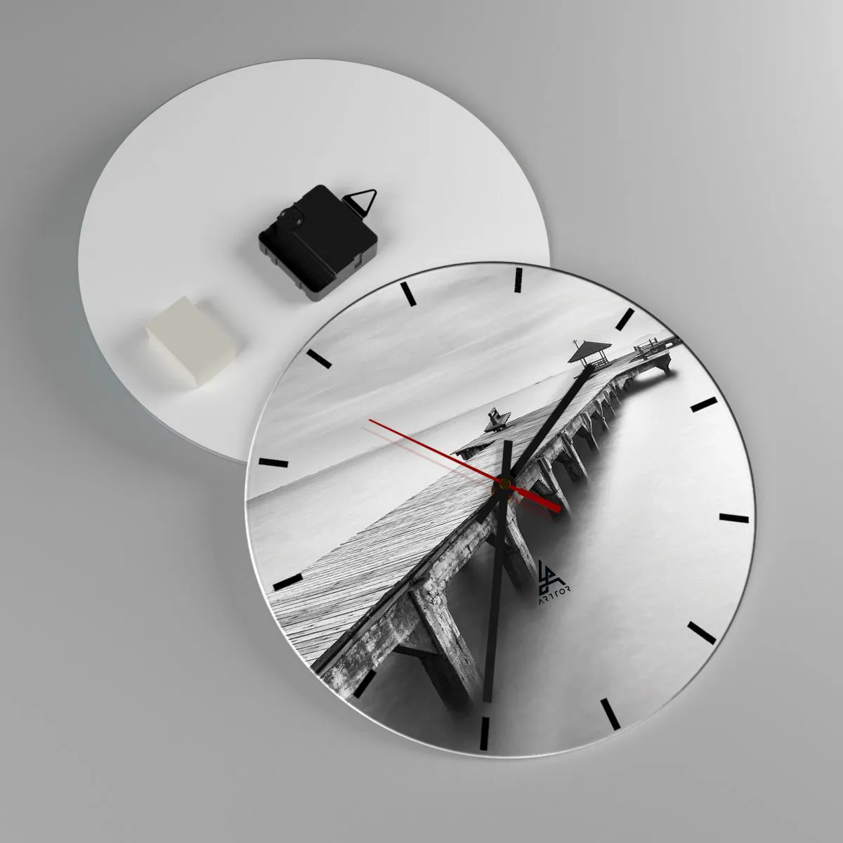 Relógio de parede - Relógio em vidro - Cais de madeira sobre águas calmas em preto e branco - 30x30cm - Para longe - Decoração de parede moderna para a sala de estar, cozinha e quarto ARTTOR