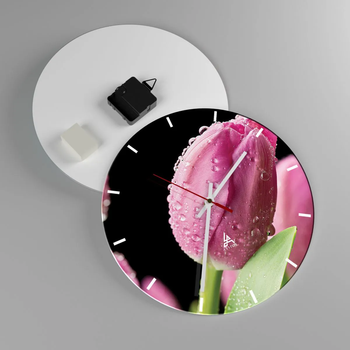 Nástenné hodiny - Ružový tulipán pokrytý kvapkami rosy na tmavom pozadí. - 30x30cm - Ľaliový sen v rose - Moderná nástenná dekorácia do obývacej izby, kuchyne a spálne ARTTOR