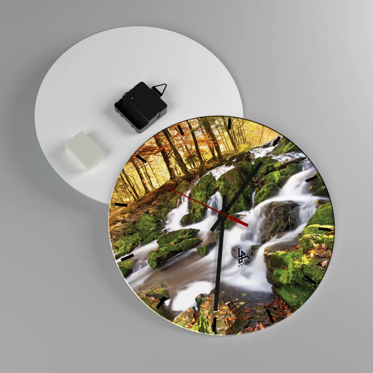 Vægur, Uret - Efterårsskov med en bæk og grønne lav på klipperne - 30x30cm - Bystrøm gennem efterårsskoven - Moderne vægdekoration til stue, køkken og soveværelse ARTTOR
