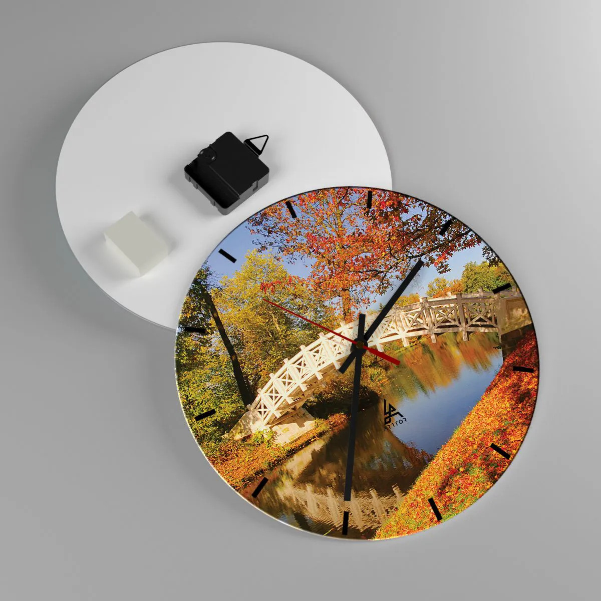 Wanduhr - Glasuhr - Eine weiße Brücke über einen Fluss, umgeben von Herbstbäumen - 30x30cm - Auf der weißen Seufzerbrücke - Moderne Wanddekoration für Wohnzimmer, Küche und Schlafzimmer ARTTOR