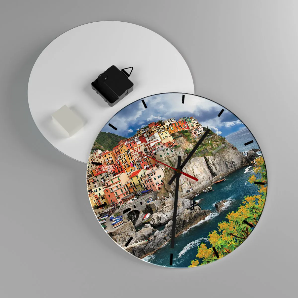 Wanduhr - Glasuhr - Eine farbenfrohe Stadt auf einer Klippe am Meer - 30x30cm - Eine Gruppe umarmt die Felsen - Moderne Wanddekoration für Wohnzimmer, Küche und Schlafzimmer ARTTOR