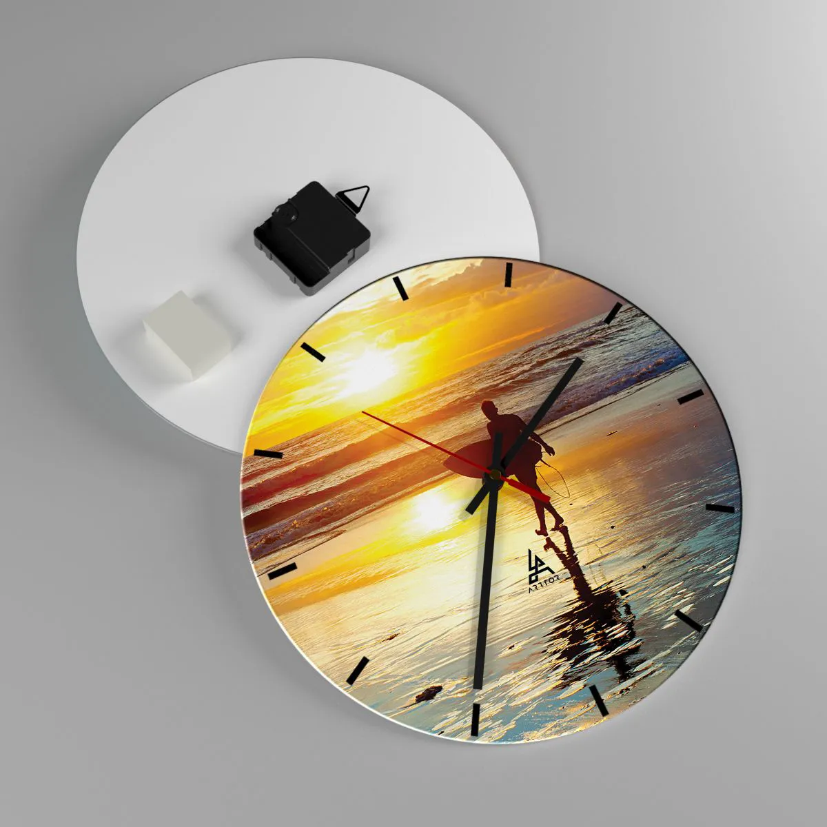 Ceas de perete - Ceas pe sticlă - Surfer la apus pe plajă - 30x30cm - Întoarcerea războinicului - Decorațiune modernă pentru perete pentru living, bucătărie și dormitor ARTTOR